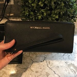 Michael Kors Jet Set Travel Continental Wallet